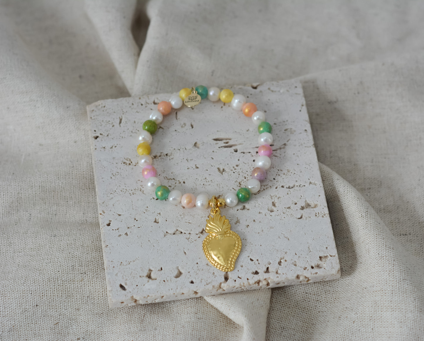 Pulsera multicolor, corazón