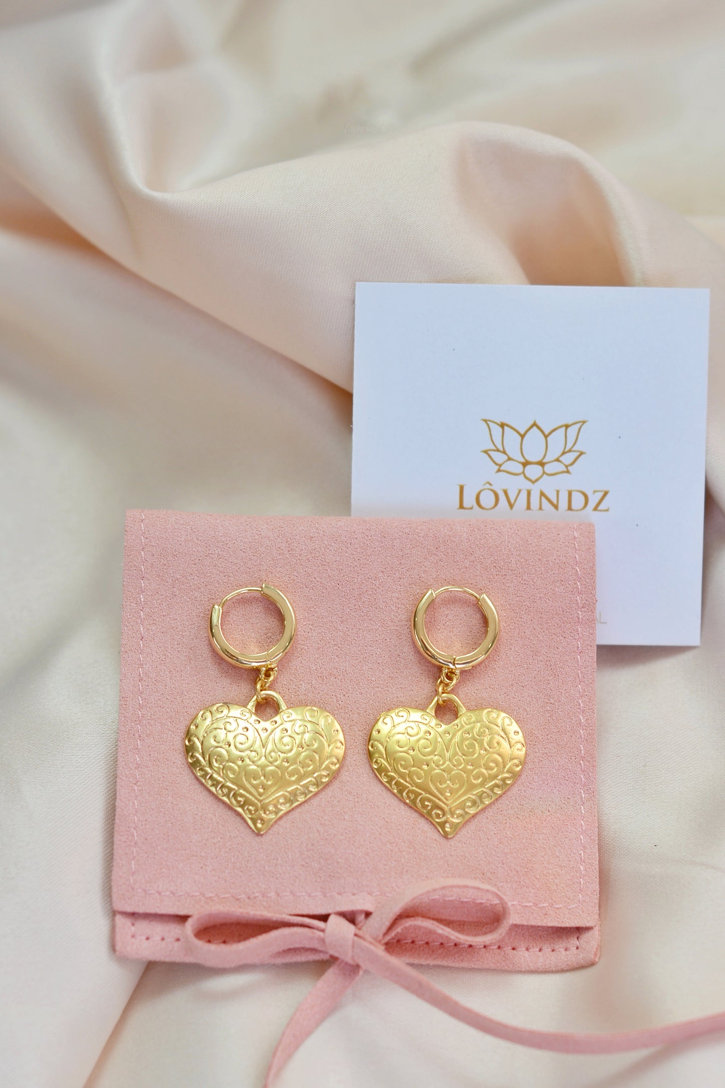 Aretes corazón calado