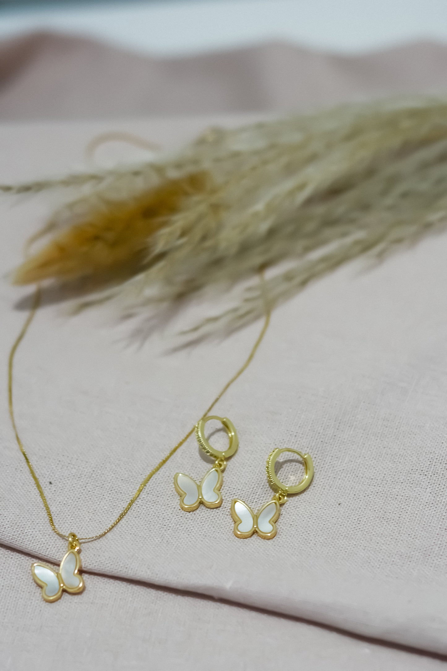 Arete mariposa de madre perla