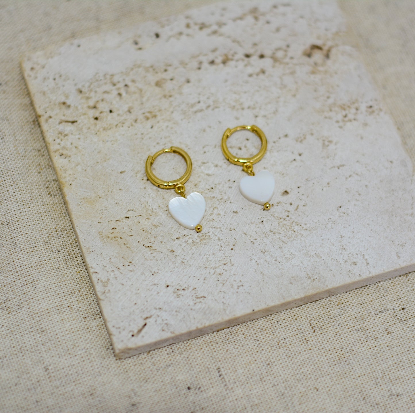 Arete de corazón de madre perla