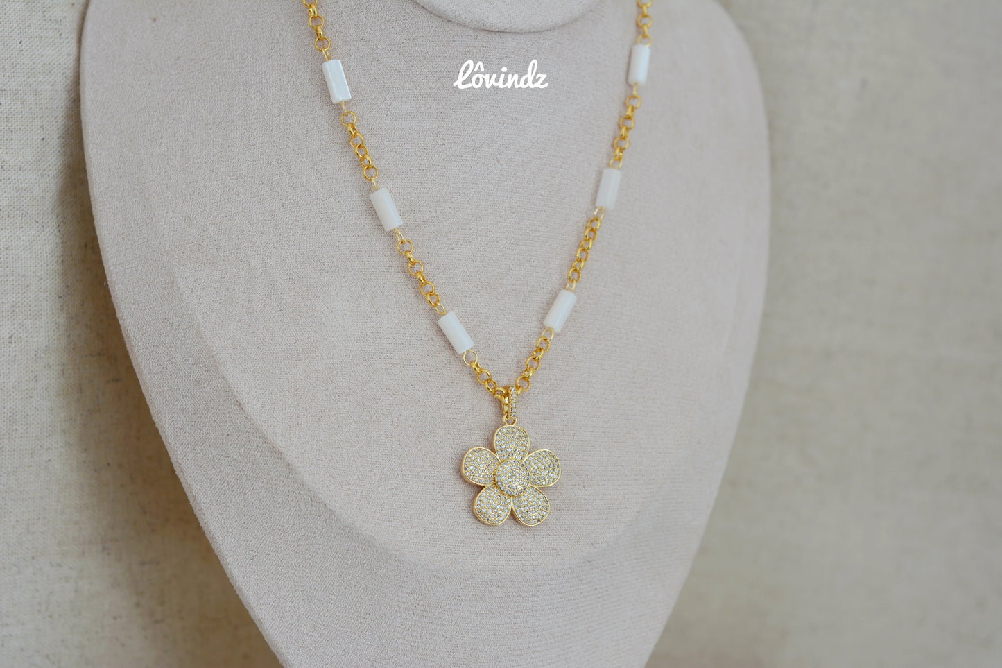 Cadena con flor de zirconia