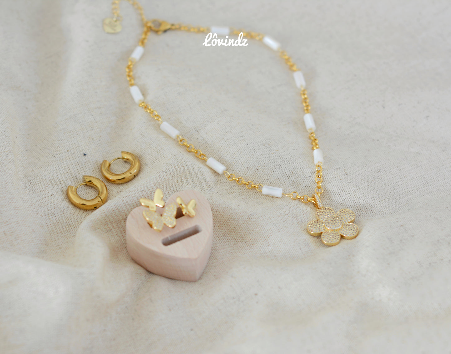 Cadena con flor de zirconia