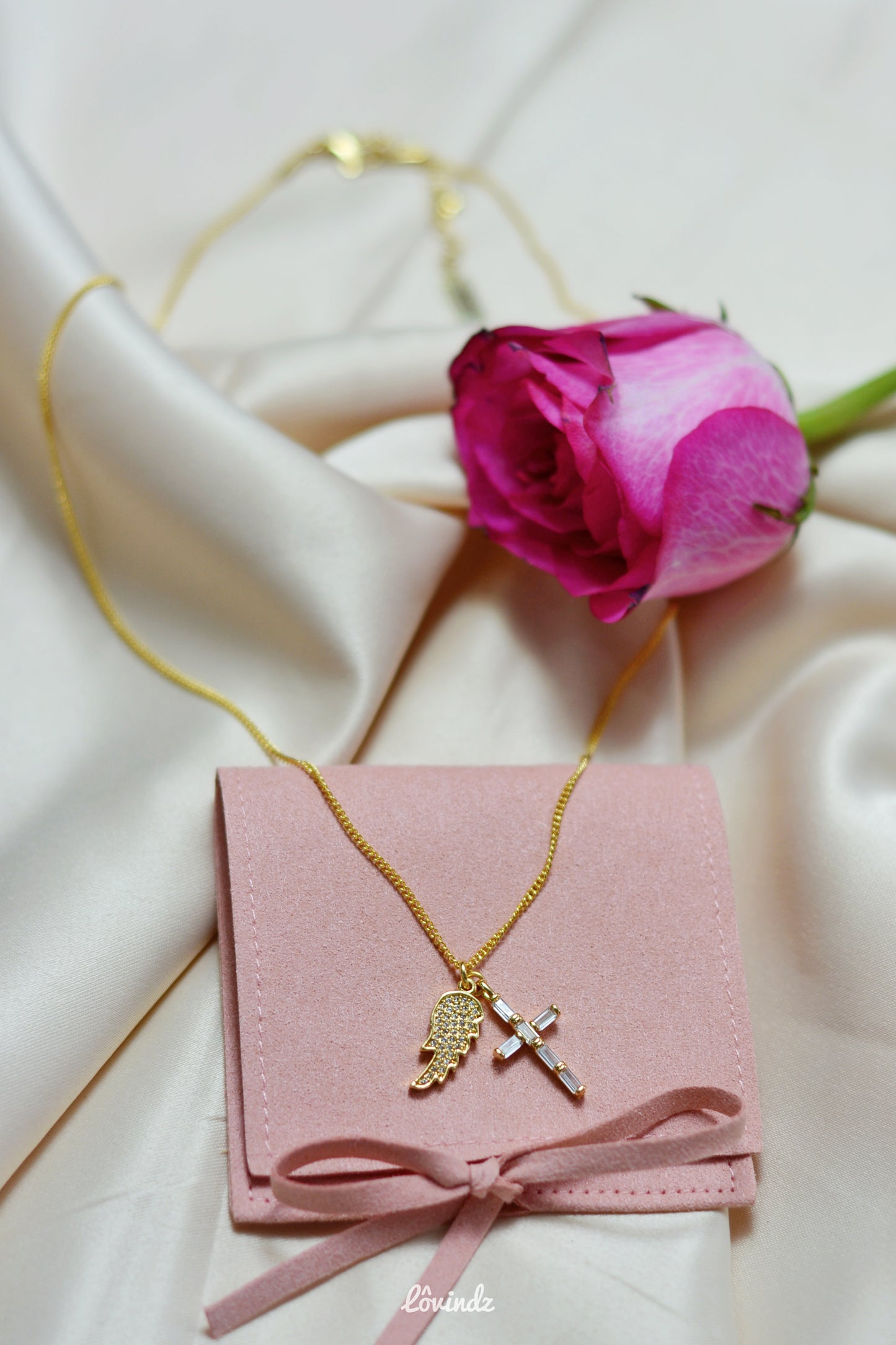 Cadena cruz y ala de ángel