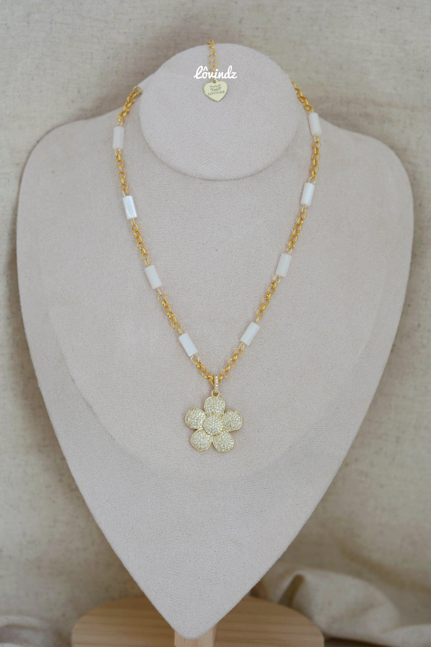 Cadena con flor de zirconia