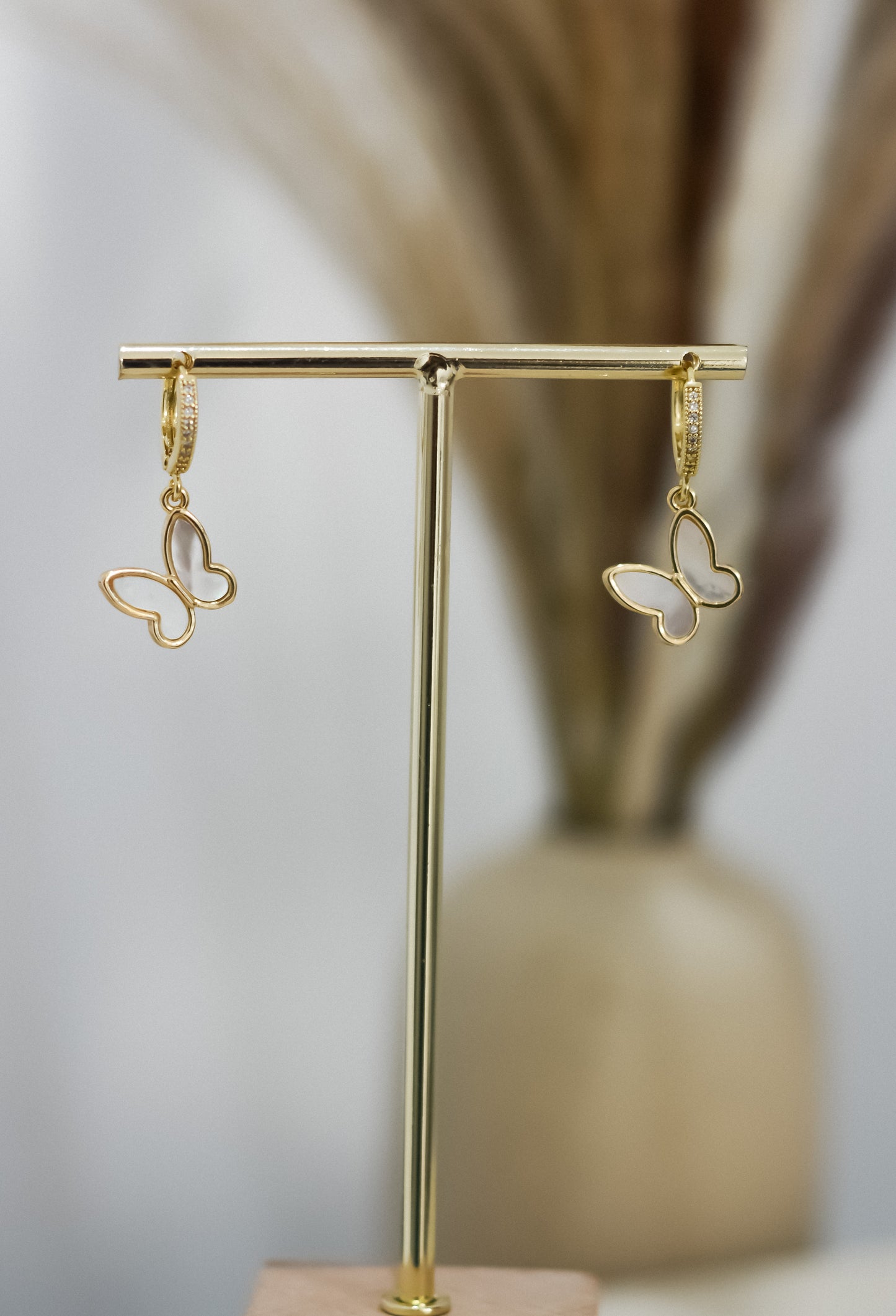 Arete mariposa de madre perla