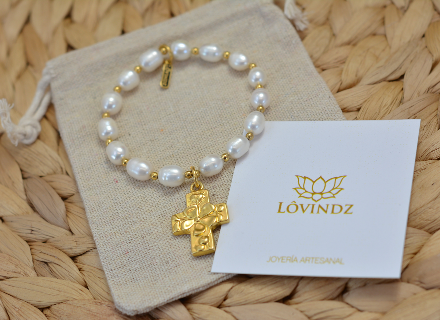 Pulsera cruz de flores