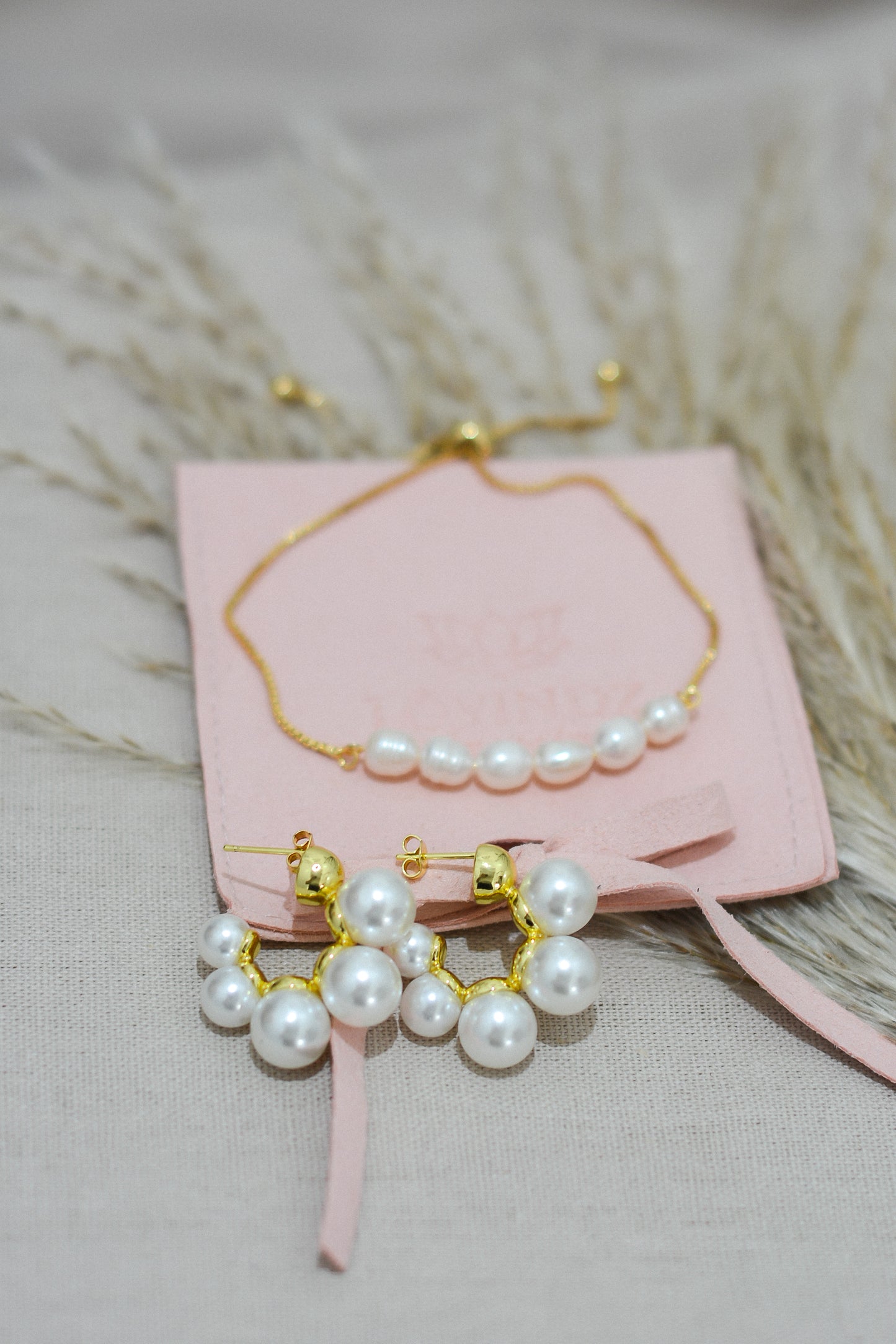 Pulsera ajustable, hecha en perla de río y chapa de oro de
18 kilates