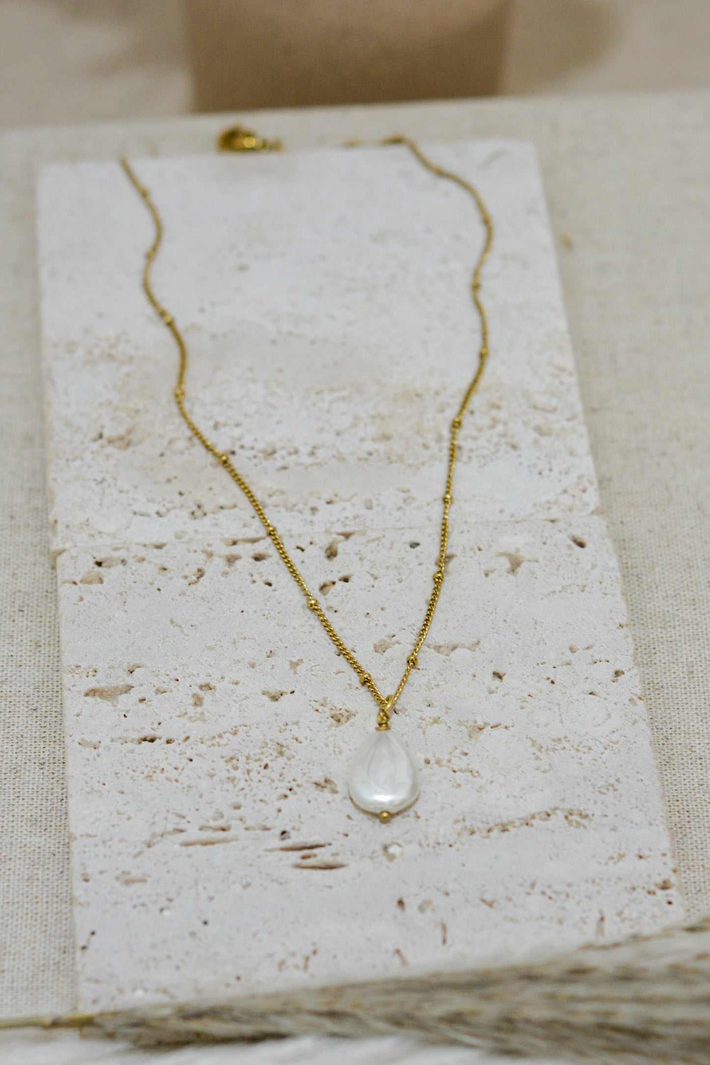 Cadena gota de madre perla