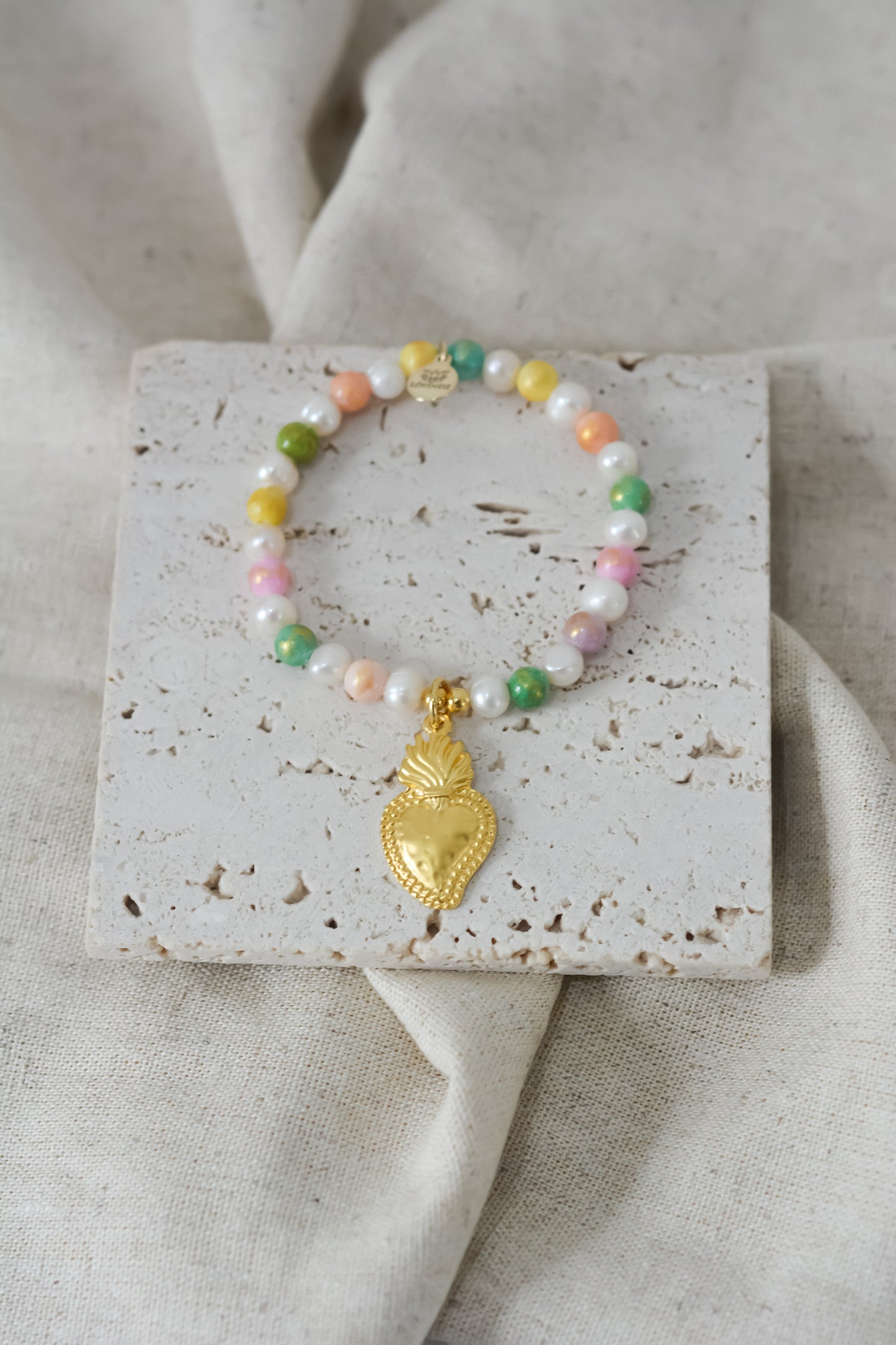 Pulsera multicolor, corazón