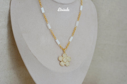Cadena con flor de zirconia